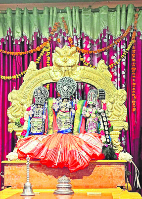 ముత్తంగి అలంకరణలో స్వామివారి
ఉత్సవమూర్తులు2