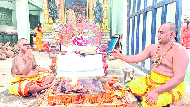 యాగశాలలో హోమం చేస్తున్న రుత్విక్లు1