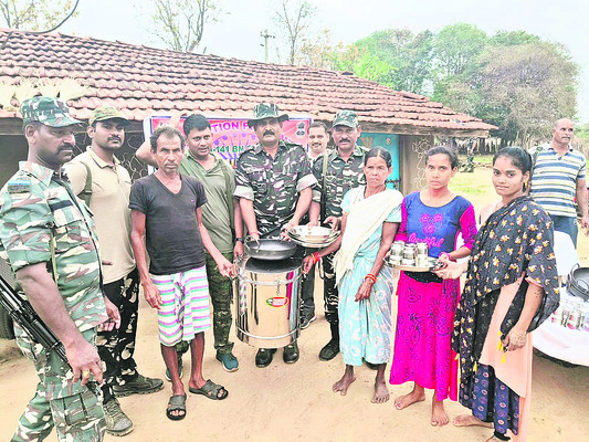 సామగ్రి అందిస్తున్న పోలీస్, సీఆర్పీఎఫ్ అధికారులు1