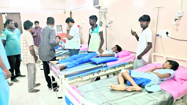 ఆసుపత్రిలో చికిత్స పొందుతున్న విద్యార్థులు 
1