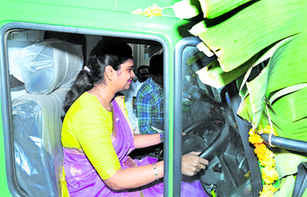 104 వాహనాన్ని నడుపుతున్న మంత్రి రజిని2