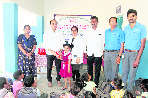 మందులు పంపిణీ చేస్తున్న వెన్రెడ్డి రాజు
1