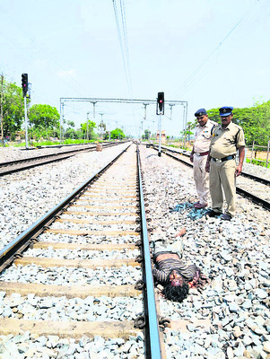 గజపతినగరం: మృతదేహాన్ని పరిశీలిస్తున్న పోలీసులు1