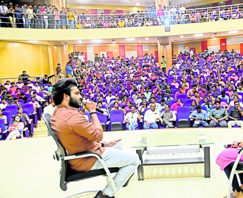 విద్యార్థులతో మాట్లాడుతున్న సినీ హీరో కిరణ్ అబ్బవరం1