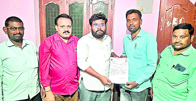నియామక పత్రం అందిస్తున్న నాయకులు1