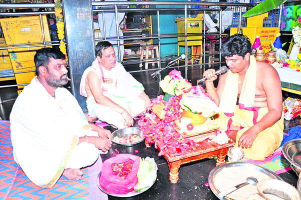 అమ్మవారికి లక్ష కుసుమార్చన చేస్తున్న అర్చకులు 2
