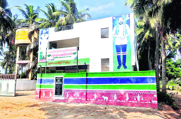 లంపకలోవ ప్రాథమిక వ్యవసాయ సహకార సంఘ భవనం1