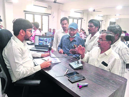 వినతులను స్వీకరిస్తున్న జాయింట్ కలెక్టర్ ఆనంద్1