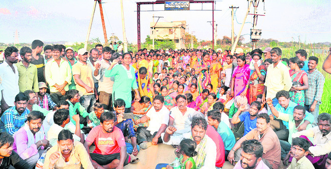 ఆందోళన చేస్తున్న గుడిసెవాసులు1