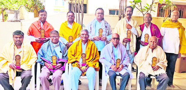 కళాకారులను సన్మానిస్తున్న
మండలి సభ్యులు 1