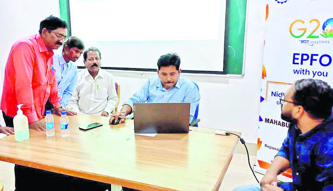 సమస్యలను పరిశీలిస్తున్న అధికారి1