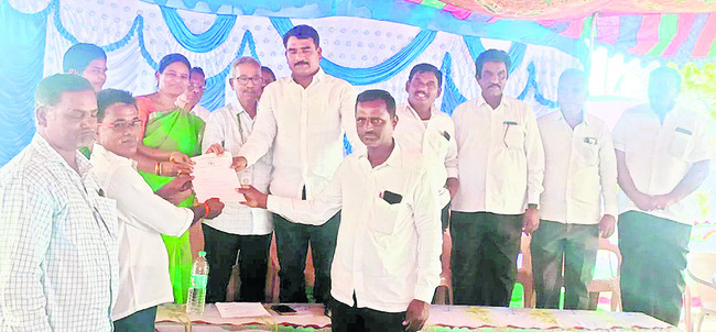 రుణాల అనుమతి పత్రాలను అందిస్తున్నజిల్లా డీసీసీబీ, పాలకవర్గం 1