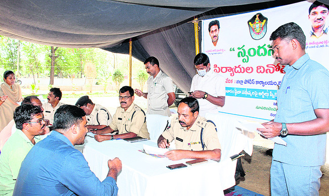 వినతులు స్వీకరిస్తున్న ఎస్పీ రఘువీర్‌రెడ్డి
1