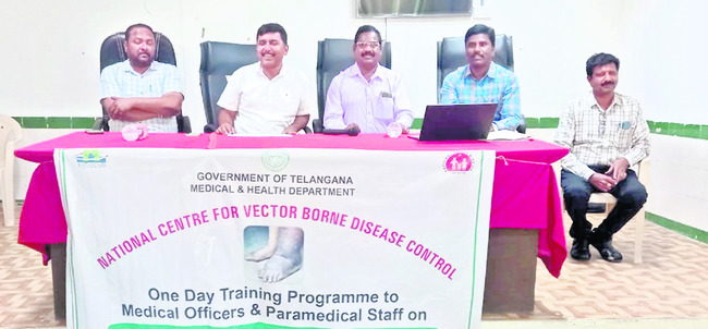 మాట్లాడుతున్న డీఎంహెచ్ఓ సుధాకర్లాల్ 1