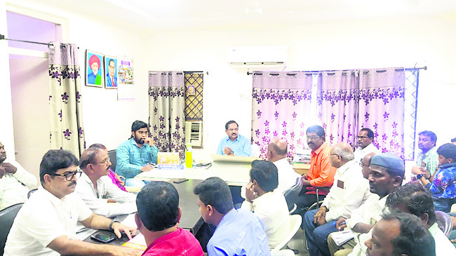 మాట్లాడుతున్న డీఎస్ఓ వెంకటేశ్వర్లు
2