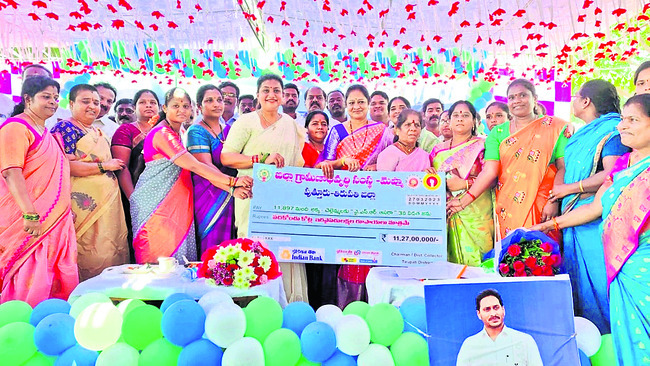  మహిళలకు చెక్కు పంపిణీ చేస్తున్న మంత్రి ఆర్‌కే రోజా 
1