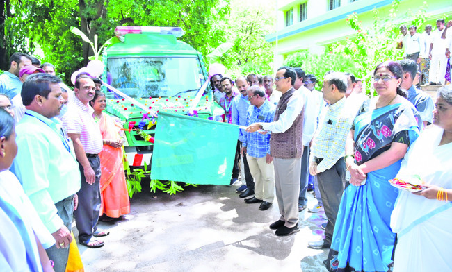 జెండా ఊపి 104 వాహనాలను ప్రారంభిస్తున్న కలెక్టర్‌ బసంత్‌కుమార్‌, డీఎంహెచ్‌ఓ 2