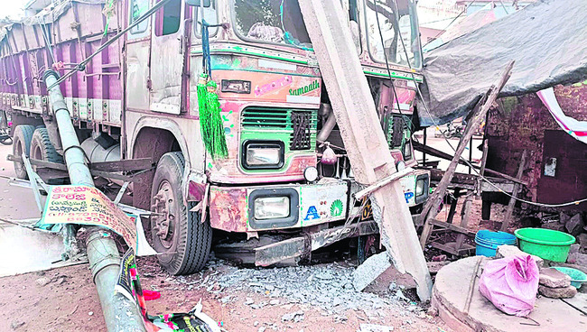 లారీ ఢీకొట్టడంతో విరిగిన విద్యుత్ స్తంభం1
