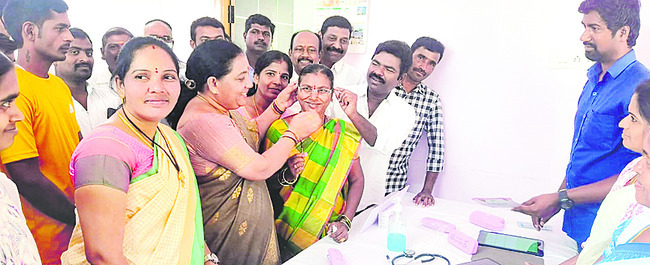 మహిళకు కళ్ల అద్దాలు తొడుగుతున్న
జెడ్పీ చైర్పర్సన్ రోజాశర్మ, ఎమ్మెల్యే రసమయి2