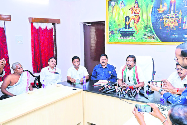 మాట్లాడుతున్న ఈఓ సాగర్బాబు 1