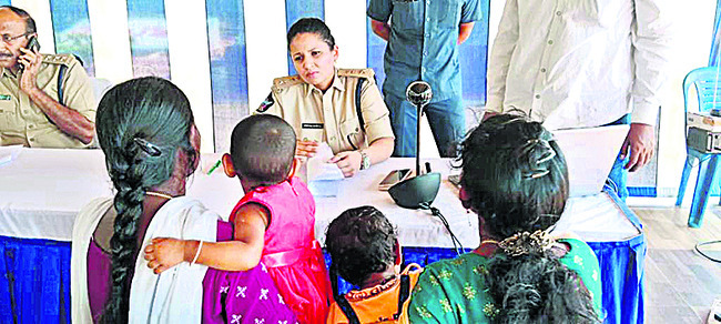 బాధితుల సమస్యలు వింటున్న ఎస్పీ ఎం.దీపిక1