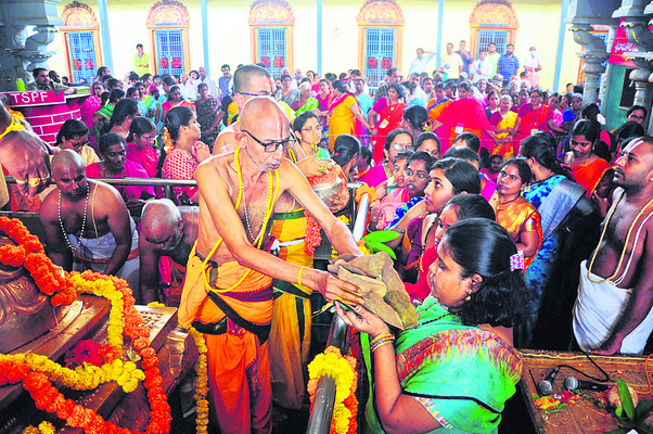 భక్తులకు గరుడ ముద్దలు అందిస్తున్న అర్చకులు
1