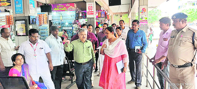 రాజమహేంద్రవరం బస్టాండ్లో
పర్యటిస్తున్న ఈడీ వెంకటేశ్వరరావు 2