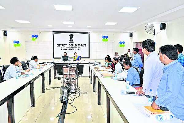 సమావేశంలో పాల్గొన్న
కలెక్టర్ మాధవీలత, జేసీ తేజ్ భరత్1