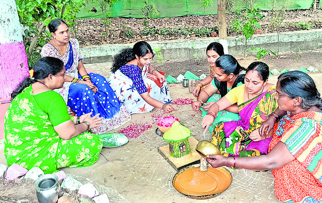 కోవాతో పర్ణశాలను చేస్తున్న మహిళా భక్తులు 1
