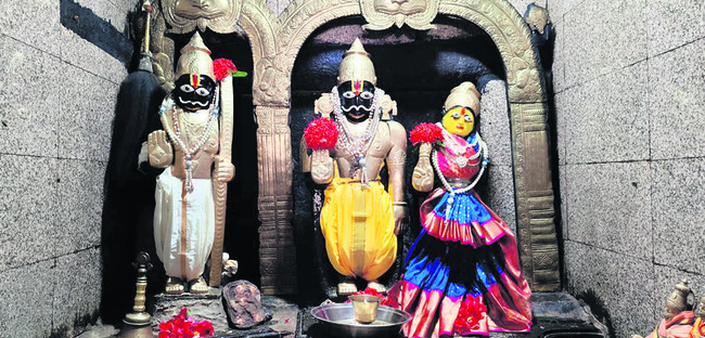 సీతారామలక్ష్మణుల మూలవిరాట్‌ 
1