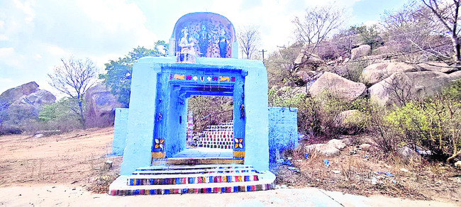 భక్తులు వెళ్లే మెట్ల దారి 
2