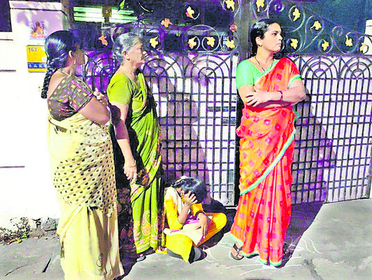 ఇంటి ముందు నేలపై కూర్చొని ఆందోళన చేస్తున్న రాజ్యలక్ష్మి 1