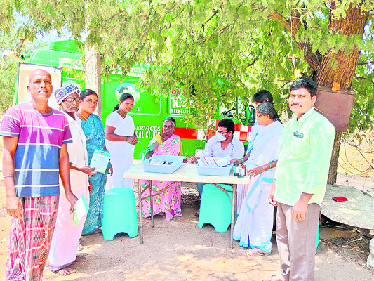 104 వాహనం ద్వారా గ్రామంలో వైద్యసేవలందిస్తున్న సిబ్బంది
1