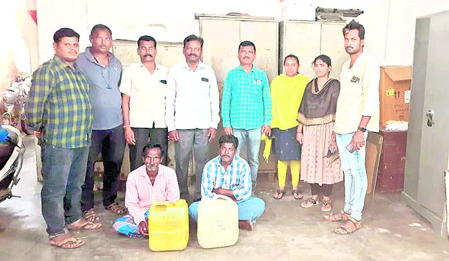 నిందితుల అరెస్ట్ చూపుతున్న సెబ్ అధికారులు 1
