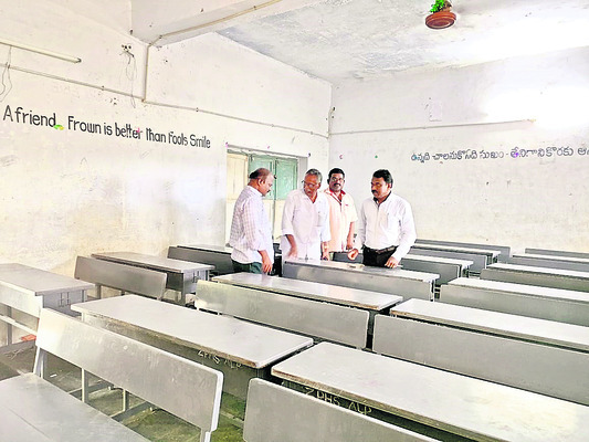 గుడిపాల : పాఠశాలలో డెస్క్లను పరిశీలిస్తున్న డీఈఓ విజయేంద్రరావు 1