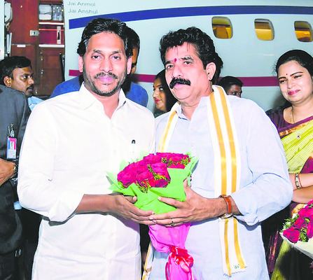 సీఎంకు పుష్పగుచ్ఛం అందిస్తున్న ప్రభుత్వ విప్ ధర్మశ్రీ, జెడ్పీ చైర్పర్సన్ సుభద్ర1