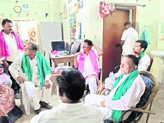 నీటిపారుదలశాఖ కార్యాలయంలో
తలదాచుకున్న ఎమ్మెల్యే సింధే, నాయకులు1