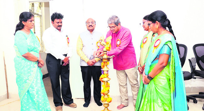 జ్యోతి వెలిగిస్తున్న ప్రిన్సిపాల్ కె. కృష్ణారెడ్డి
1