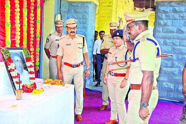 నివాళి అర్పిస్తున్న ఎస్పీ అన్బురాజన్‌  1