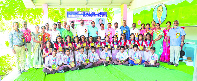 విద్యార్థులతో డీఈఓ సుశీందర్రావ్
1