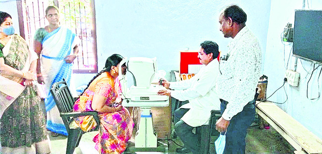 పరీక్షలు చేయించుకుంటున్న న్యాయమూర్తులు 
1