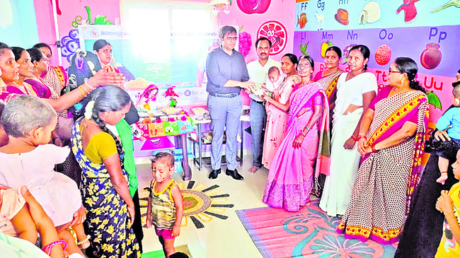 న్యూట్రిషన్ కిట్లను బాలింతలకు అందజేస్తూ..1