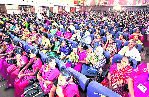 సమావేశంలో పాల్గొన్న పొదుపు గ్రూపు మహిళలు 1
