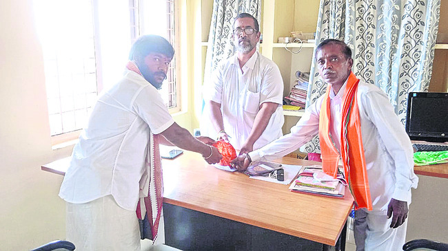 ఈఓ ప్రసాదరావుకు పవిత్ర గోటి తలంబ్రాలను అందజేస్తున్న భక్తులు 3