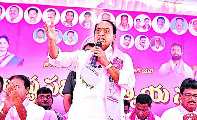 సమ్మేళనంలో మాట్లాడుతున్న మంత్రి ఇంద్రకరణ్రెడ్డి
4