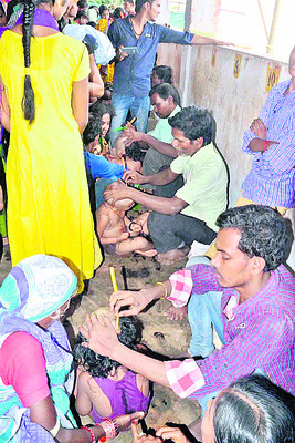 తలనీలాలు సమర్పిస్తున్న దృశ్యం 1