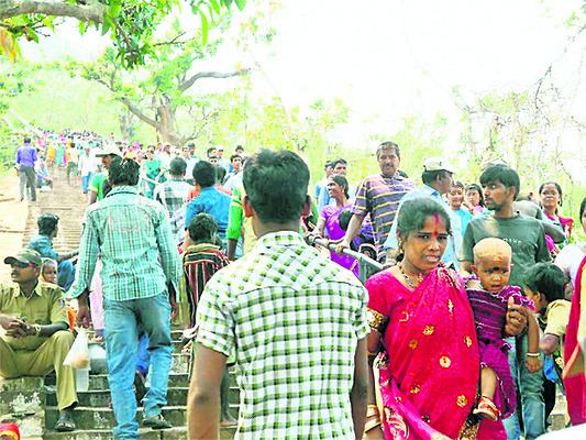 కొండపైకి కాలినడకన వెళ్తున్న భక్తులు 4