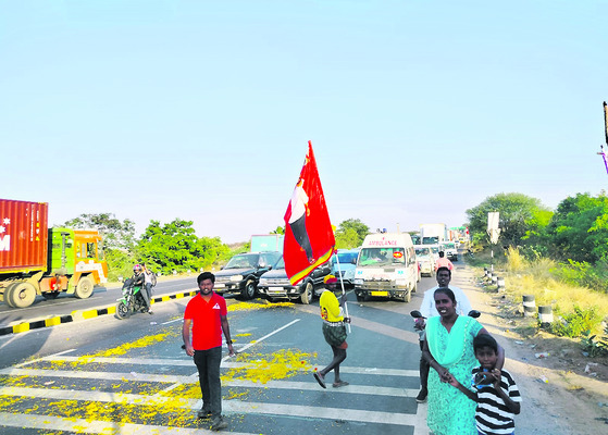 టీడీపీ కార్యకర్తల ఓవరాక్షన్తో
జాతీయ రహదారిపై నిలిచిపోయిన వాహనాలు
1