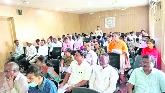 సమీక్షకు హాజరైన జిల్లా అధికారులు, సిబ్బంది 1