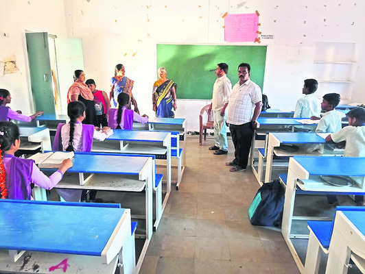 పరీక్ష కేంద్రాన్ని పరిశీలిస్తున్న 
ఇన్‌చార్జ్‌ డీఈఓ మీనాక్షి  1